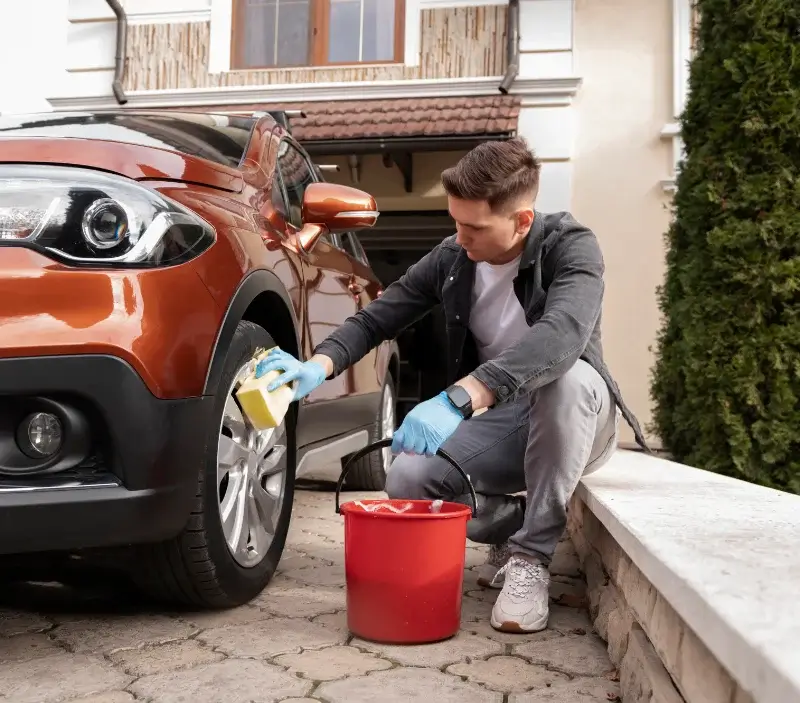 Lavage auto à domicile Marillac-le-Franc : professionnel intervenant sur un véhicule